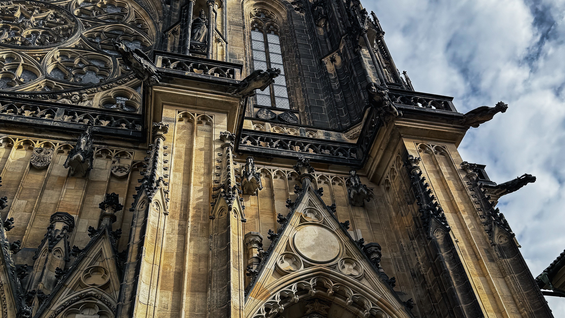 Gárgolas de San Vito sobre la arquitectura gótica de la Catedral de Praga