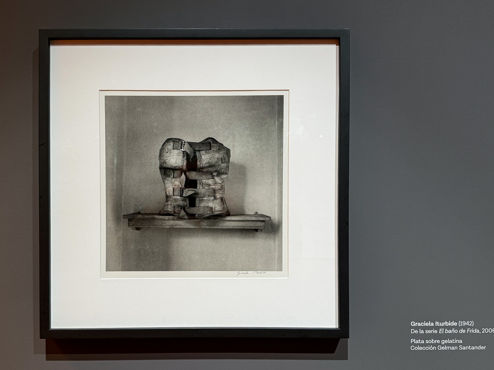 Obra de Graciela Iturbide de la serie El baño de Frida en la exposición Relatos Modernos del Museo de Arte Moderno