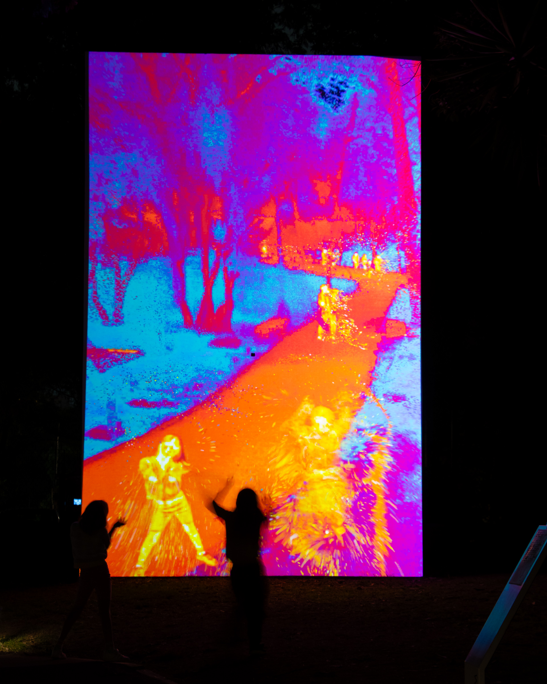 Instalación térmica interactiva de Rafael Lozano-Hemmer con visitantes en Bosque Inconcluso de Chapultepec