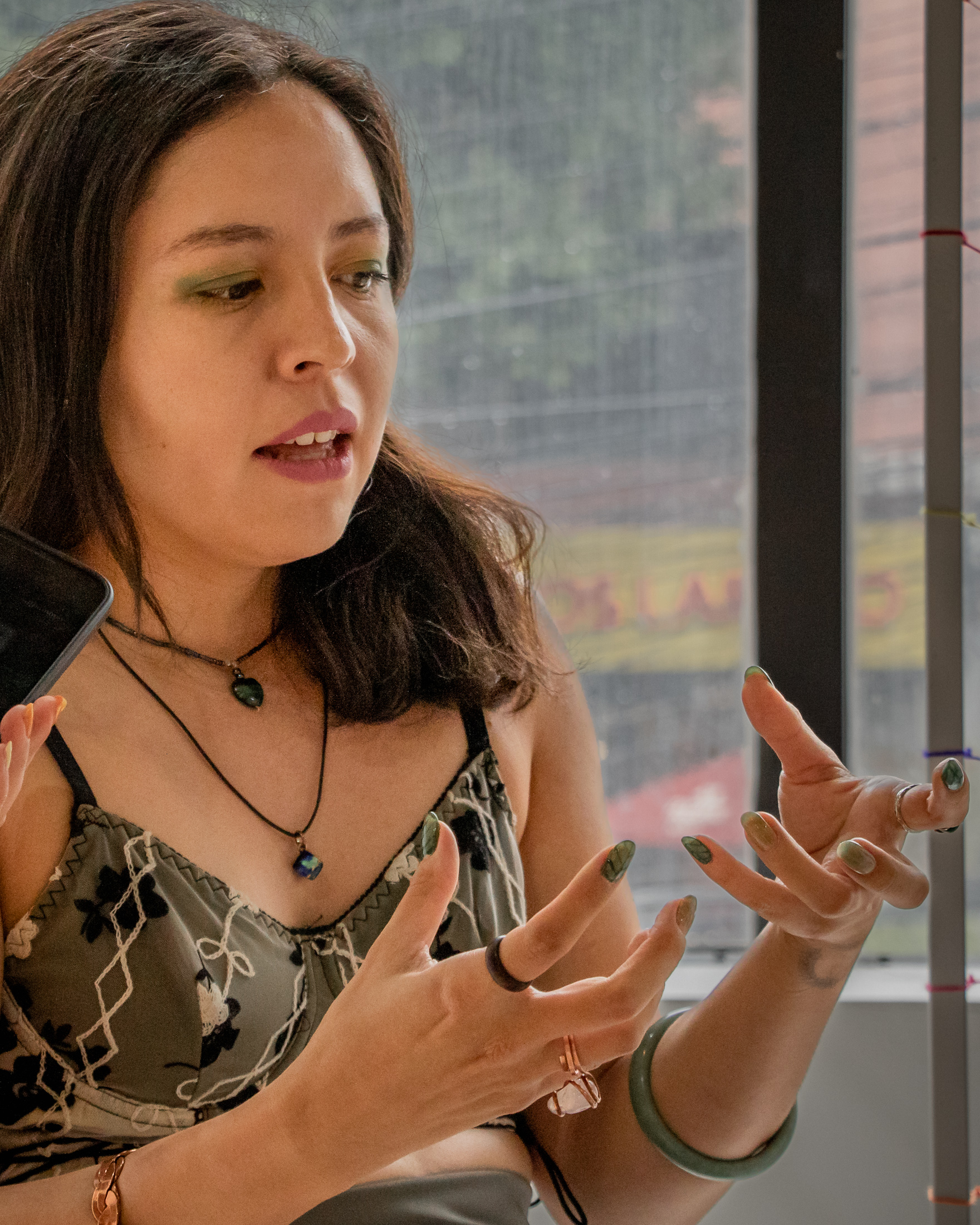 Isla Quiroz durante el conversatorio de Galería Covarrubias hablando sobre procesos emocionales, ilustración y reconstrucción creativa en Ciudad de México.