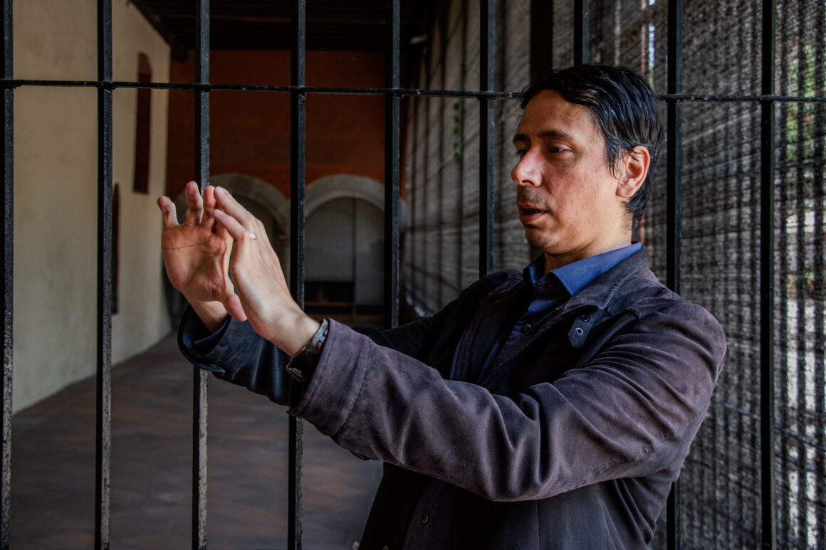 Krishnamurti durante una sesión fotográfica en Coyoacán realizada por Alejandro Carballo para The Book of Life Magazine