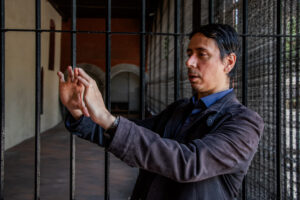 Krishnamurti durante una sesión fotográfica en Coyoacán realizada por Alejandro Carballo para The Book of Life Magazine
