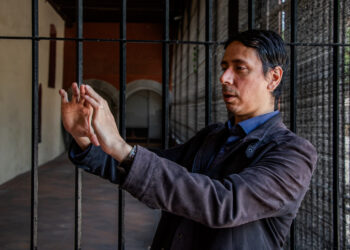 Krishnamurti durante una sesión fotográfica en Coyoacán realizada por Alejandro Carballo para The Book of Life Magazine