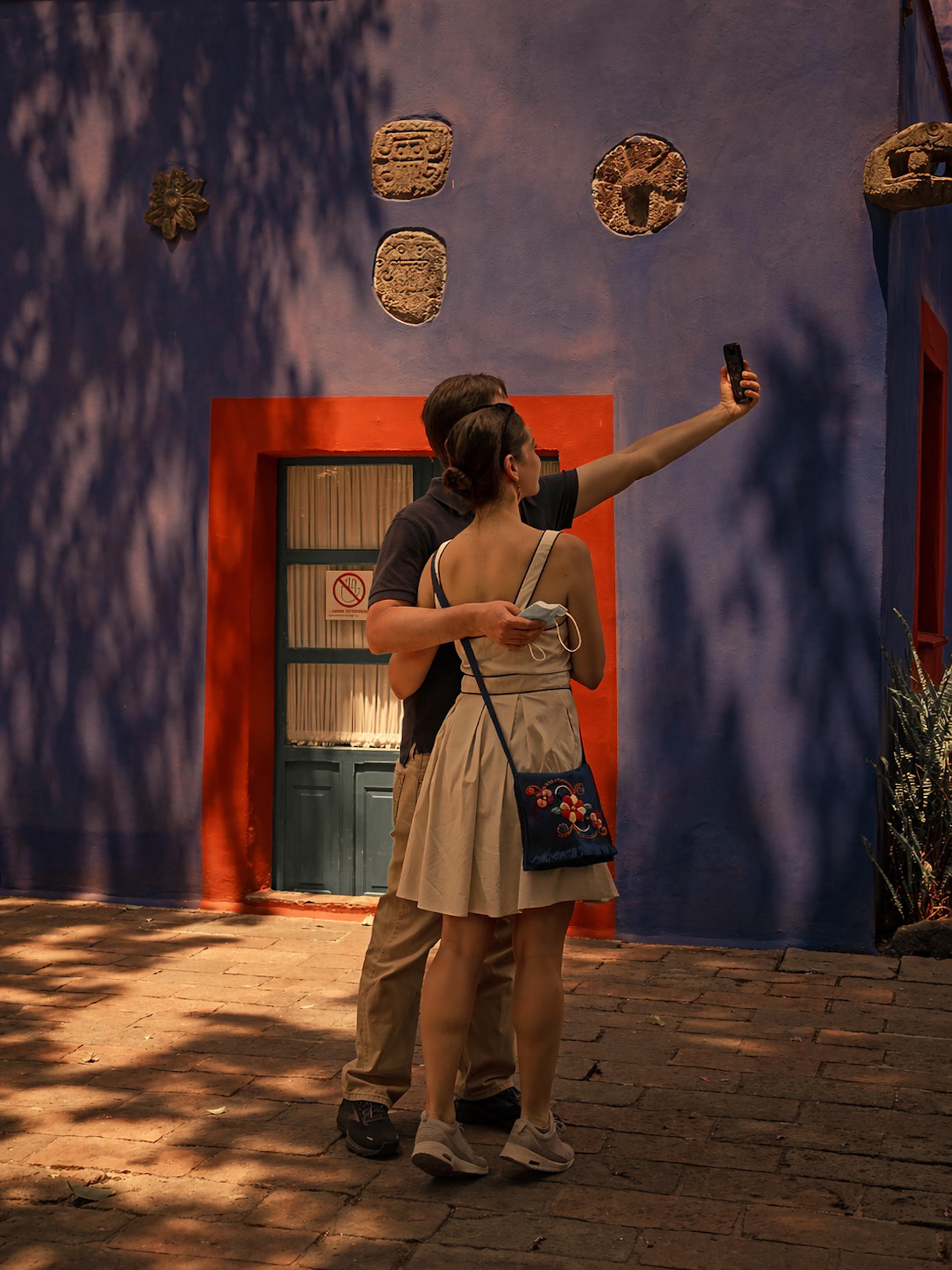 Visitante recorriendo Verano Azul en la Casa Azul del Museo Frida Kahlo