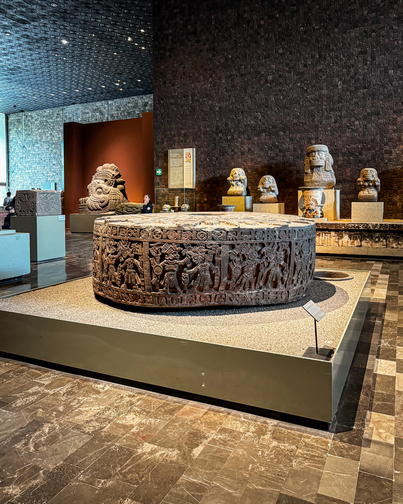 Sala mexica del Museo Nacional de Antropología en Ciudad de México con patrimonio prehispánico mexicano