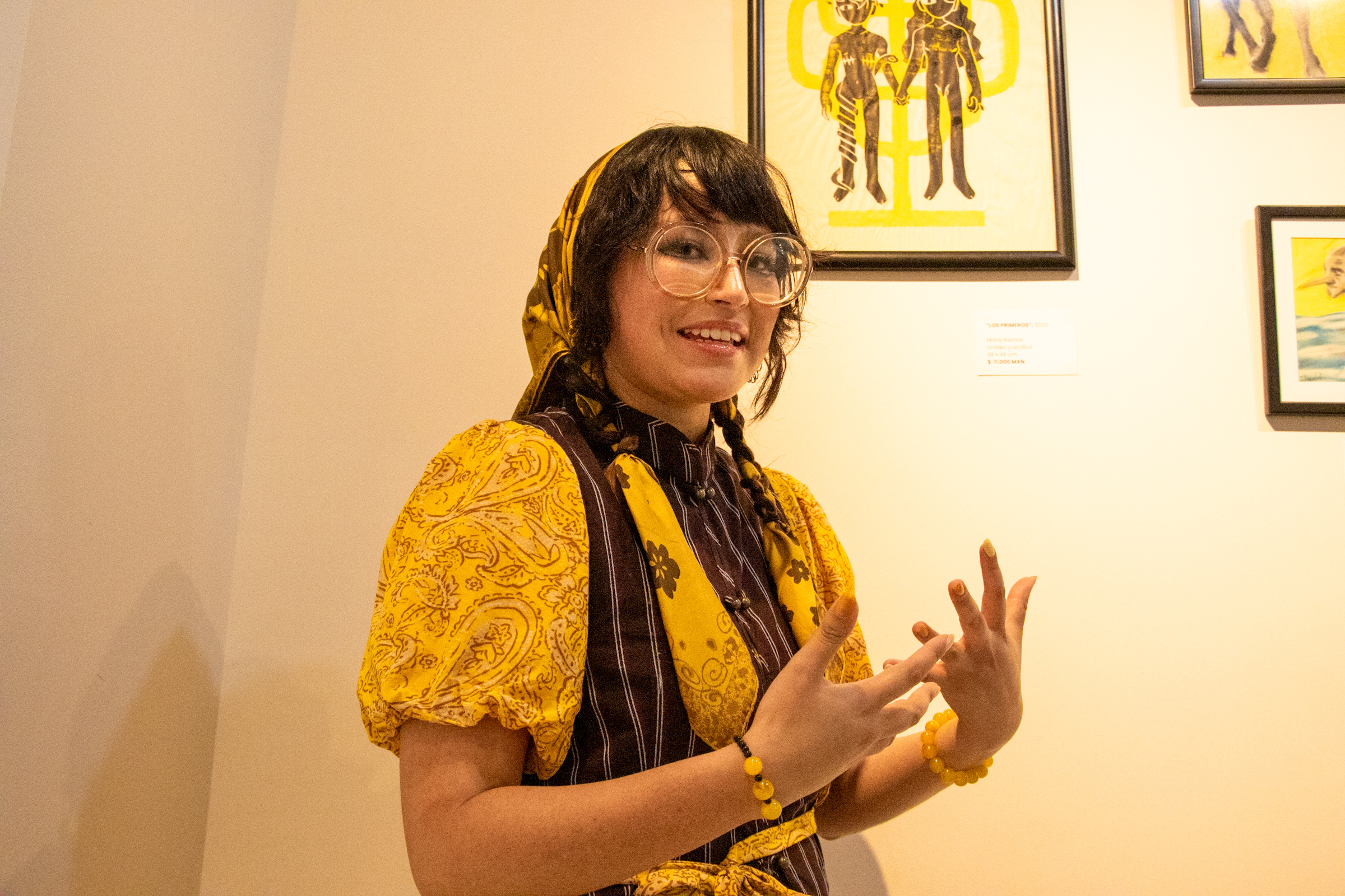 Nahualita durante un conversatorio artístico en Galería Covarrubias de Ciudad de México.