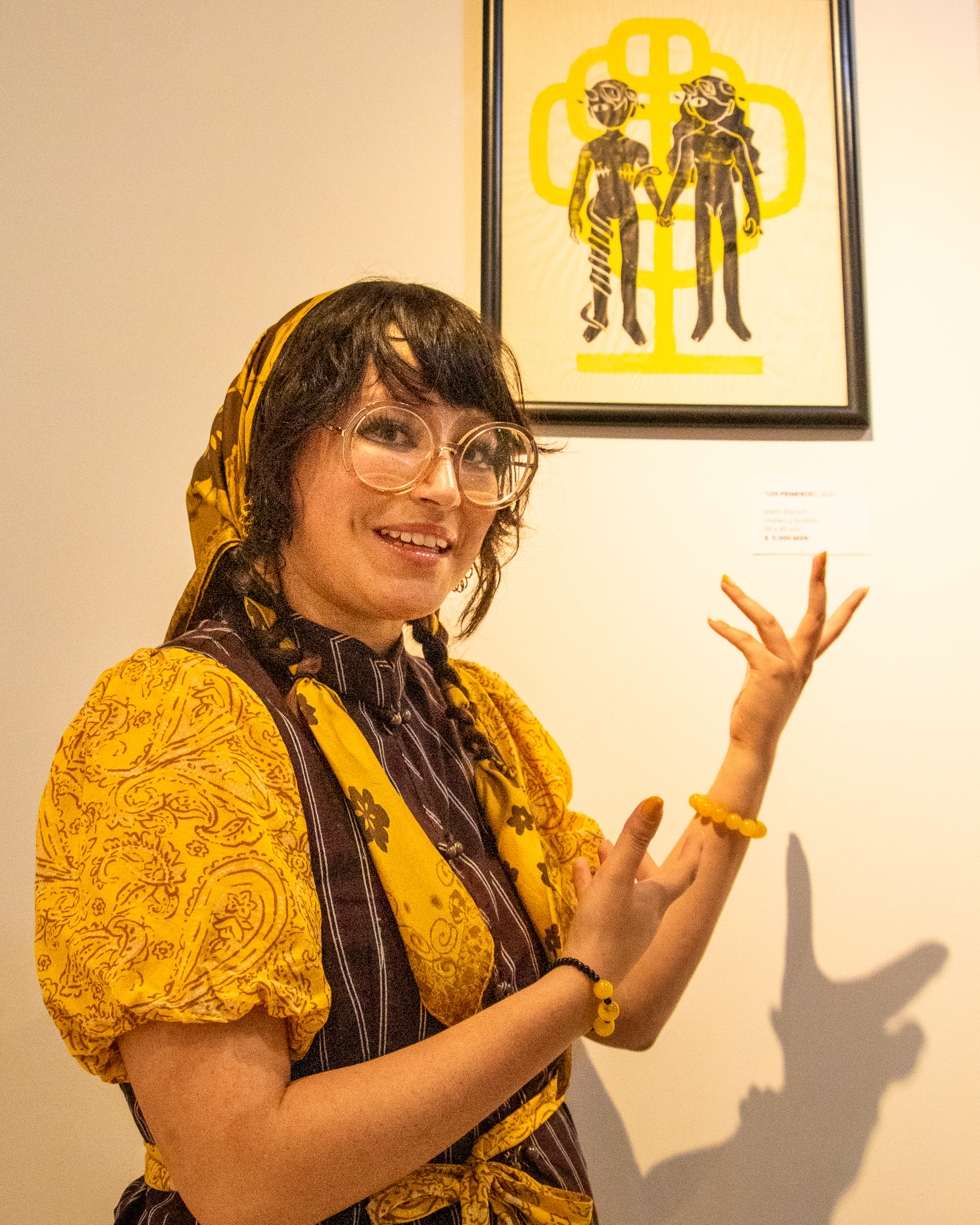 Nahualita presenta su obra durante el conversatorio de la exposición Génesis del gesto en Galería Covarrubias, Ciudad de México.