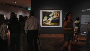 Visitantes recorriendo la exposición Relatos Modernos de la Colección Gelman en el Museo de Arte Moderno de Ciudad de México