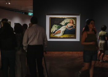 Visitantes recorriendo la exposición Relatos Modernos de la Colección Gelman en el Museo de Arte Moderno de Ciudad de México