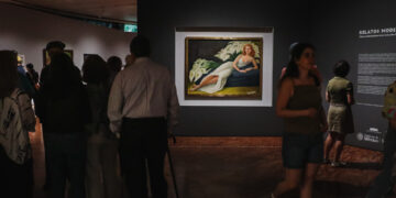 Visitantes recorriendo la exposición Relatos Modernos de la Colección Gelman en el Museo de Arte Moderno de Ciudad de México