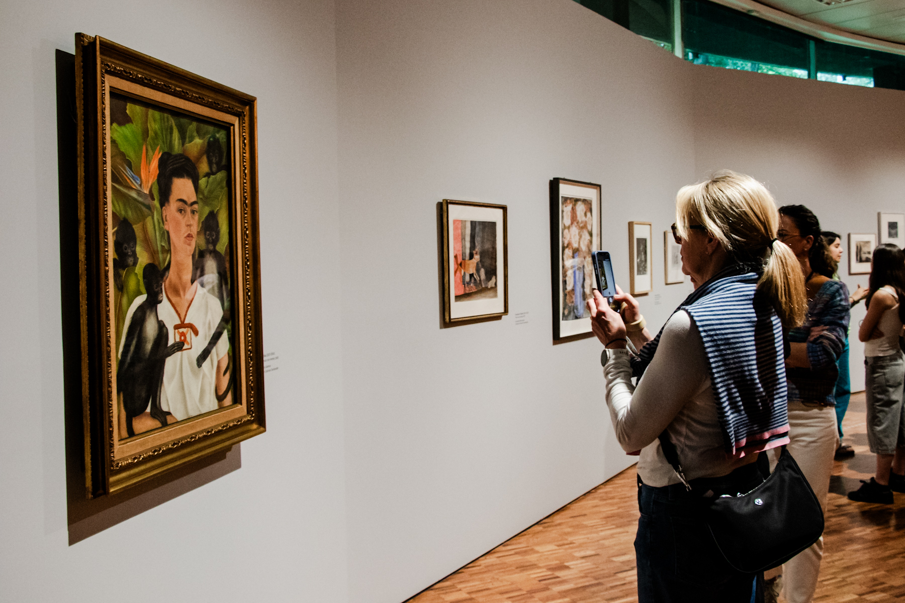 Visitante fotografiando una obra de Frida Kahlo durante la exposición Relatos Modernos en el Museo de Arte Moderno de Chapultepec