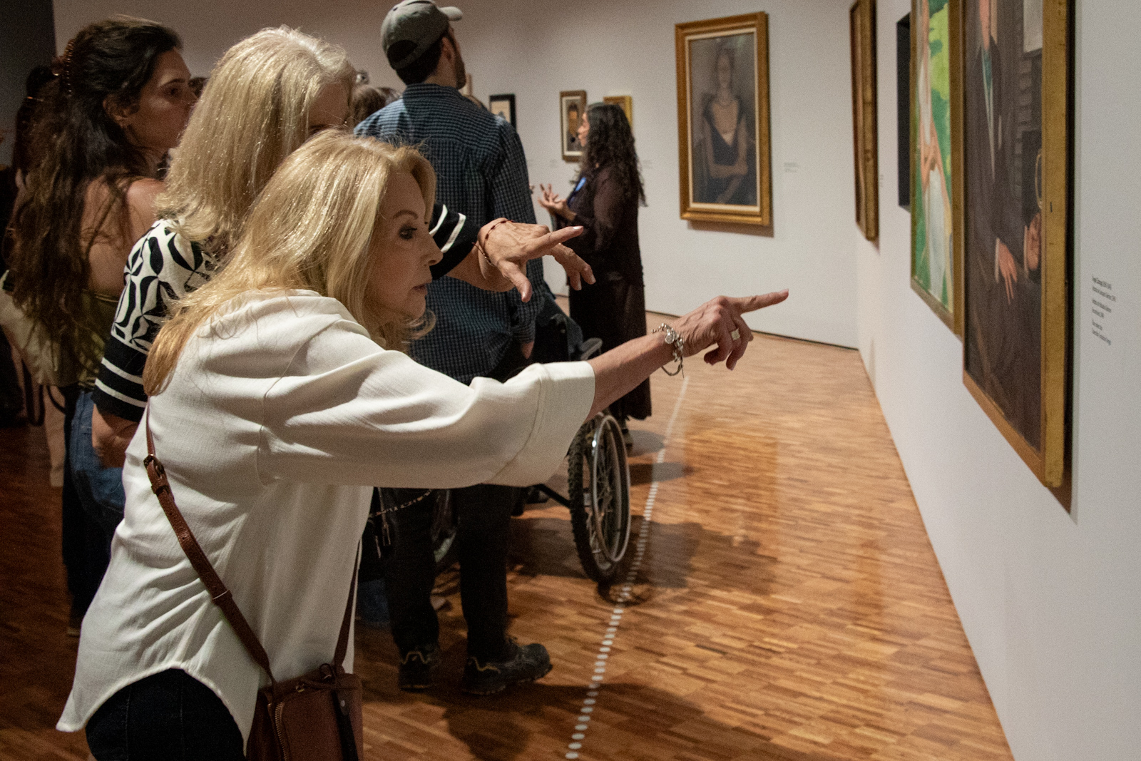 Visitantes recorriendo la exposición Relatos Modernos de la Colección Gelman Santander en el Museo de Arte Moderno