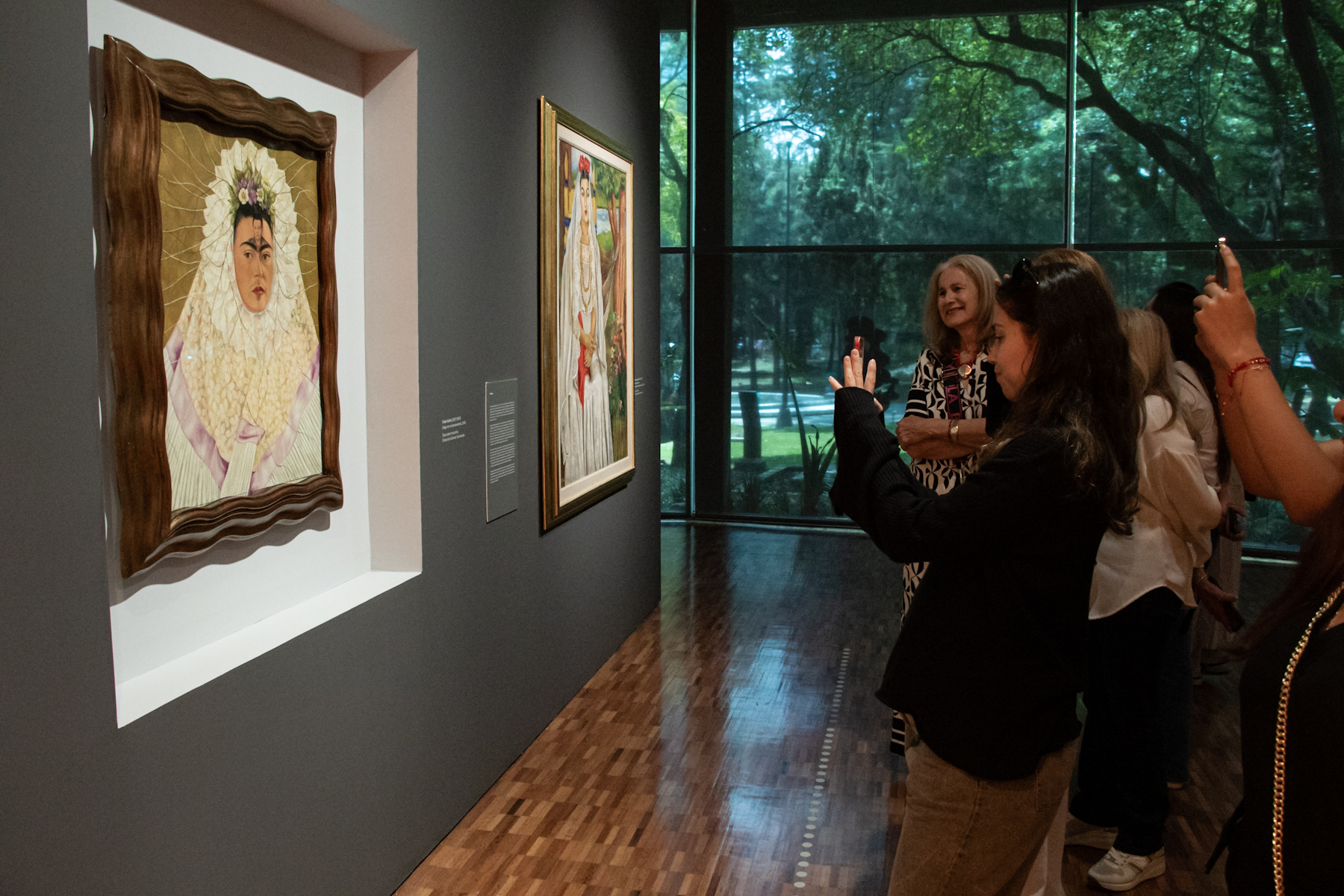 Visitantes contemplando obras de Frida Kahlo durante la exposición Relatos Modernos en el Museo de Arte Moderno de Chapultepec