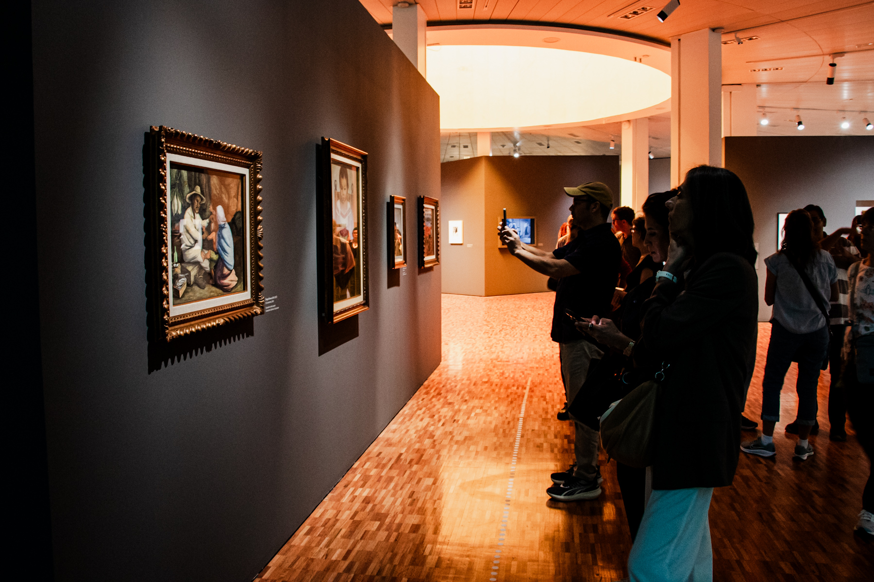Visitantes recorriendo la exposición Relatos Modernos de la Colección Gelman en el Museo de Arte Moderno de Chapultepec