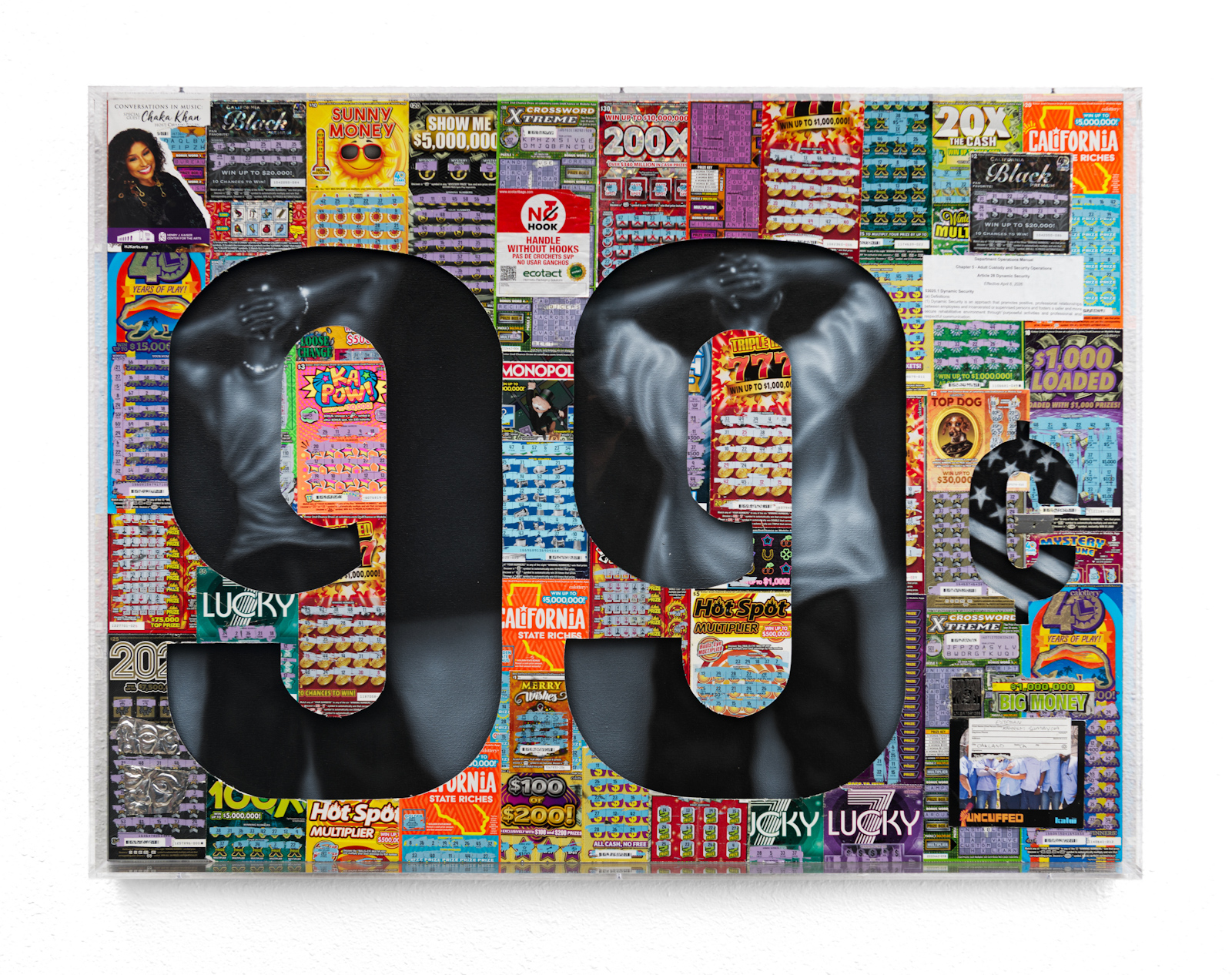 99¢ es una de las obras destacadas de Somethin’ Bout the East, exposición de Esteban Samayoa en COL Gallery. La pieza incorpora boletos de lotería raspables, collage y pintura para reflexionar sobre esperanza, precariedad económica, trabajo y resiliencia dentro de las comunidades latinas del Bay Area. Fotografía de Shaun Roberts. Cortesía de COL Gallery.