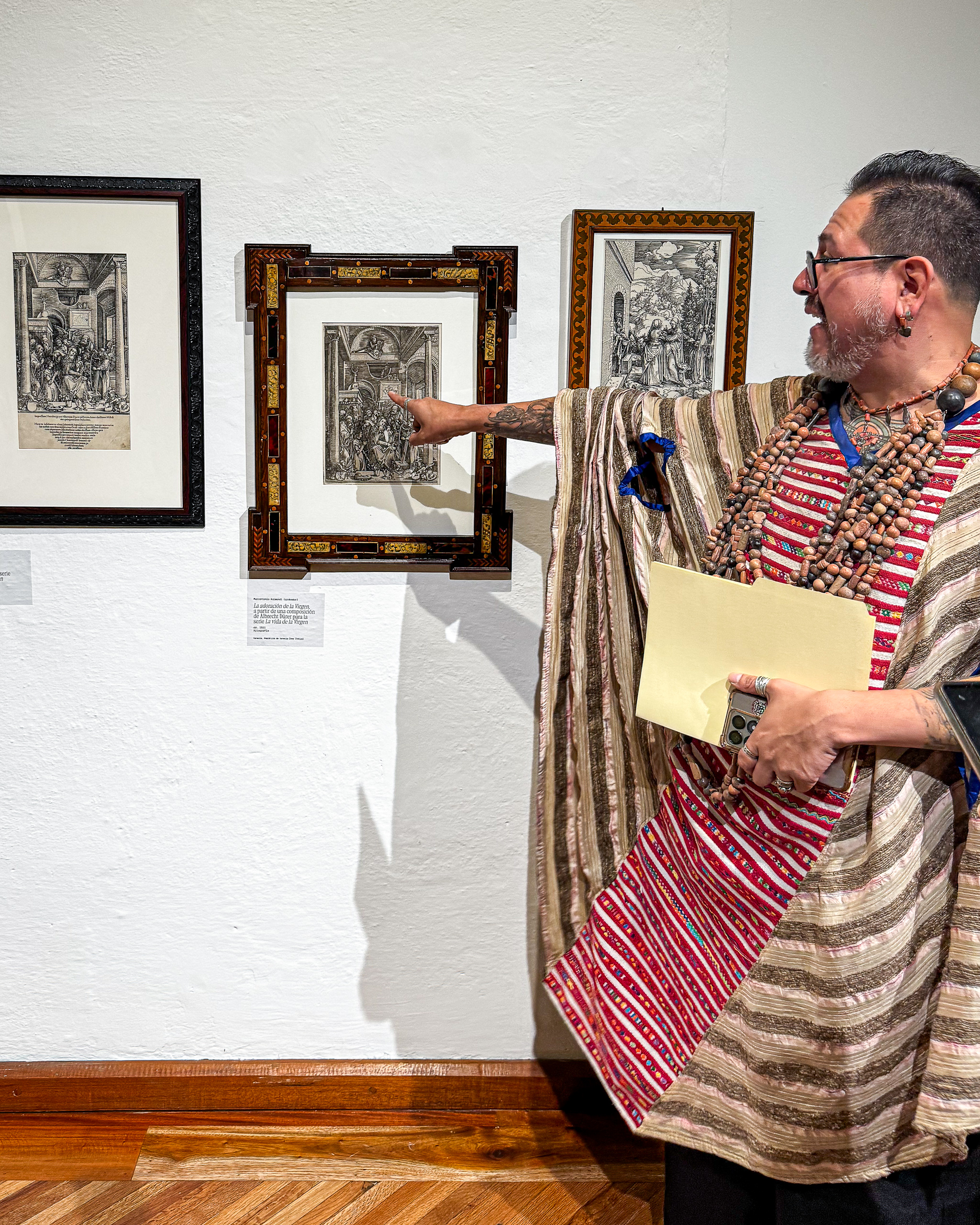 Recorrido curatorial por la exposición Durero. El primer artista viral en el Museo Franz Mayer. Abraham Villavicencio explica algunos de los grabados más representativos del artista alemán y su influencia en la circulación de imágenes durante el Renacimiento. Fotografía: Alejandro Carballo / The Book of Life Magazine.