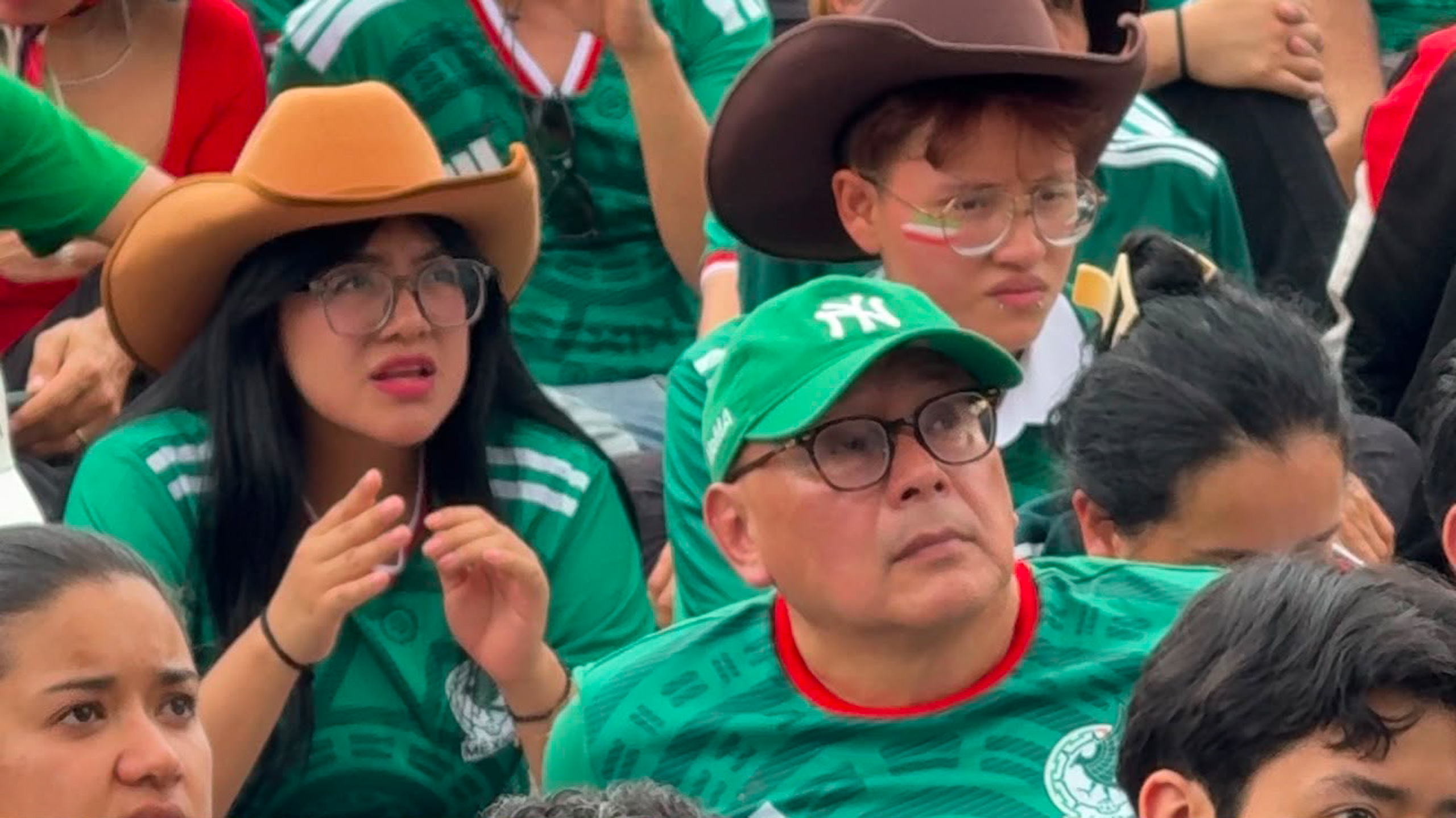 Aficionados mexicanos observan el partido inaugural durante Anahuacalli Mundialista 2026