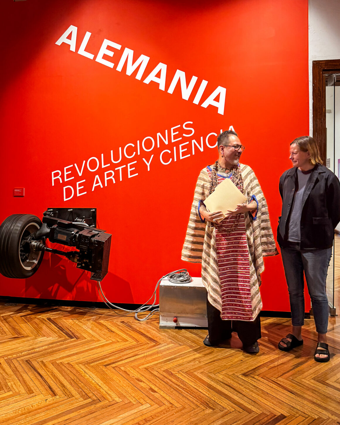 Abraham Villavicencio y Polina Stroganova durante la presentación de la exposición Alemania: Revoluciones de arte y ciencia en el Museo Franz Mayer de Ciudad de México.