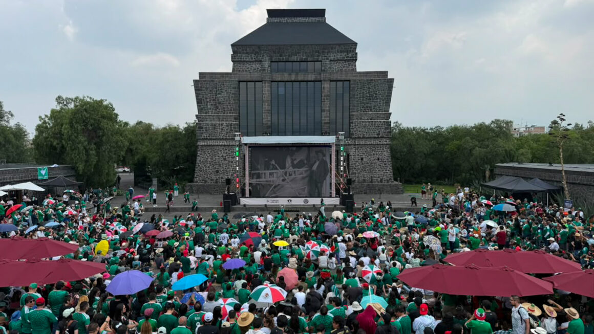 Miles de personas observan el partido México vs Sudáfrica frente al Museo Diego Rivera Anahuacalli durante Anahuacalli Mundialista 2026