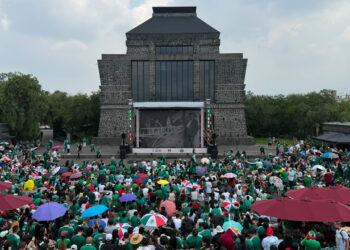 Miles de personas observan el partido México vs Sudáfrica frente al Museo Diego Rivera Anahuacalli durante Anahuacalli Mundialista 2026