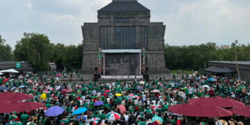 Miles de personas observan el partido México vs Sudáfrica frente al Museo Diego Rivera Anahuacalli durante Anahuacalli Mundialista 2026