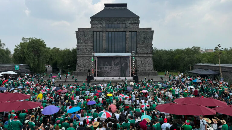Miles de personas observan el partido México vs Sudáfrica frente al Museo Diego Rivera Anahuacalli durante Anahuacalli Mundialista 2026