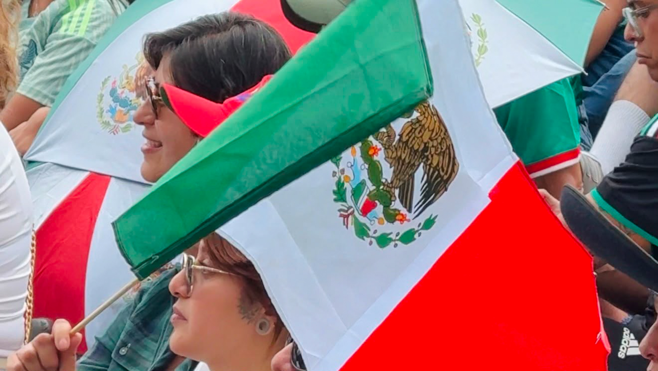 Bandera de México entre los asistentes de Anahuacalli Mundialista 2026 durante la transmisión del partido inaugural