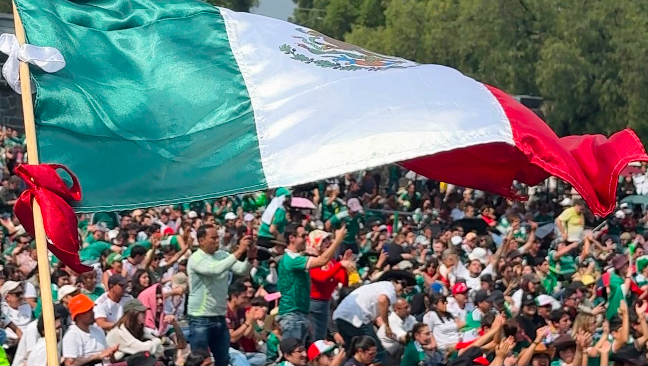 Bandera de México frente a la multitud reunida durante Anahuacalli Mundialista 2026