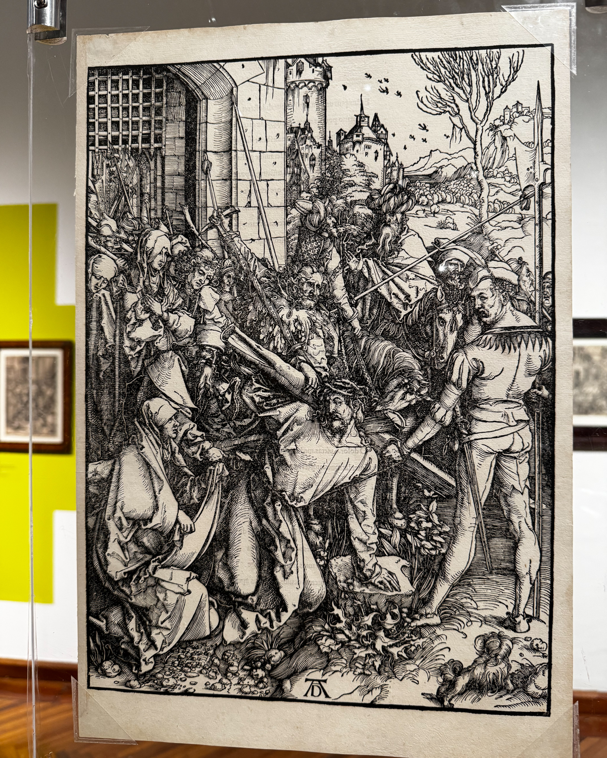 Grabado original Cristo camino al Calvario de Alberto Durero exhibido en la exposición Durero El primer artista viral del Museo Franz Mayer.