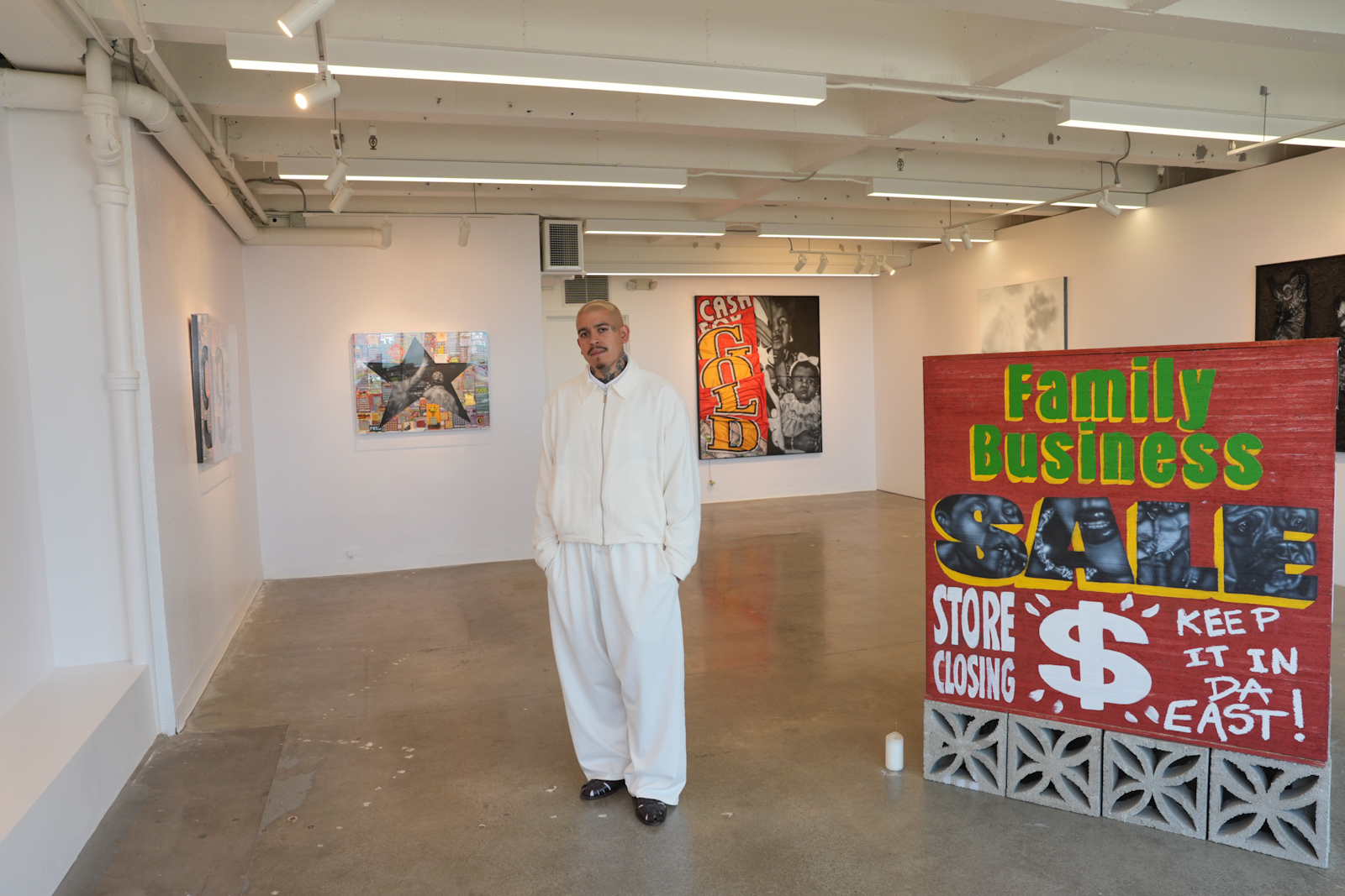 Retrato del artista Esteban Samayoa en COL Gallery durante la exposición Somethin' Bout the East en San Francisco.