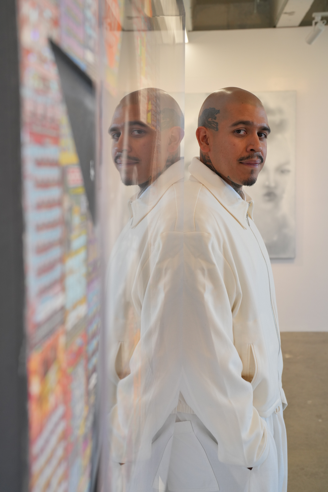 Retrato del artista Esteban Samayoa durante la exposición Somethin' Bout the East en COL Gallery, San Francisco.