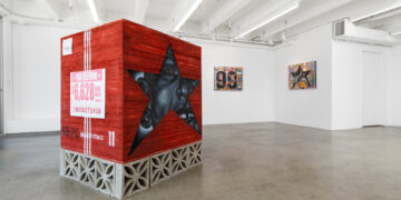 Instalación y obras de Esteban Samayoa en la exposición Somethin' Bout the East presentada en COL Gallery, San Francisco, California.