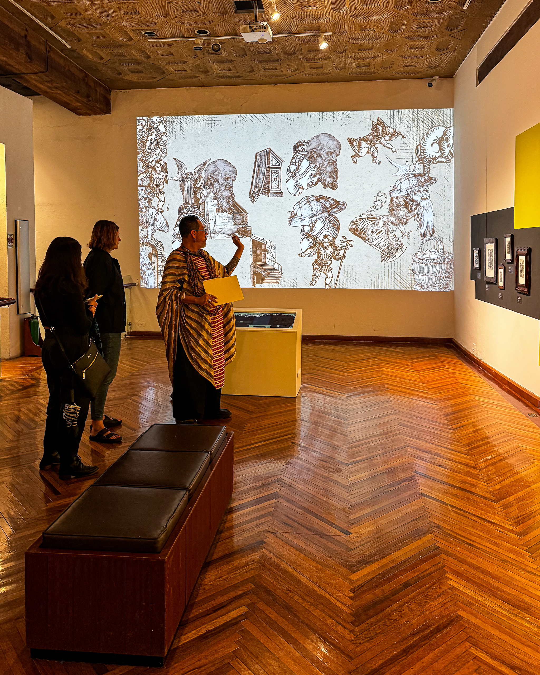 Abraham Villavicencio, curador del Museo Franz Mayer, durante el recorrido de la exposición Durero. El primer artista viral.
