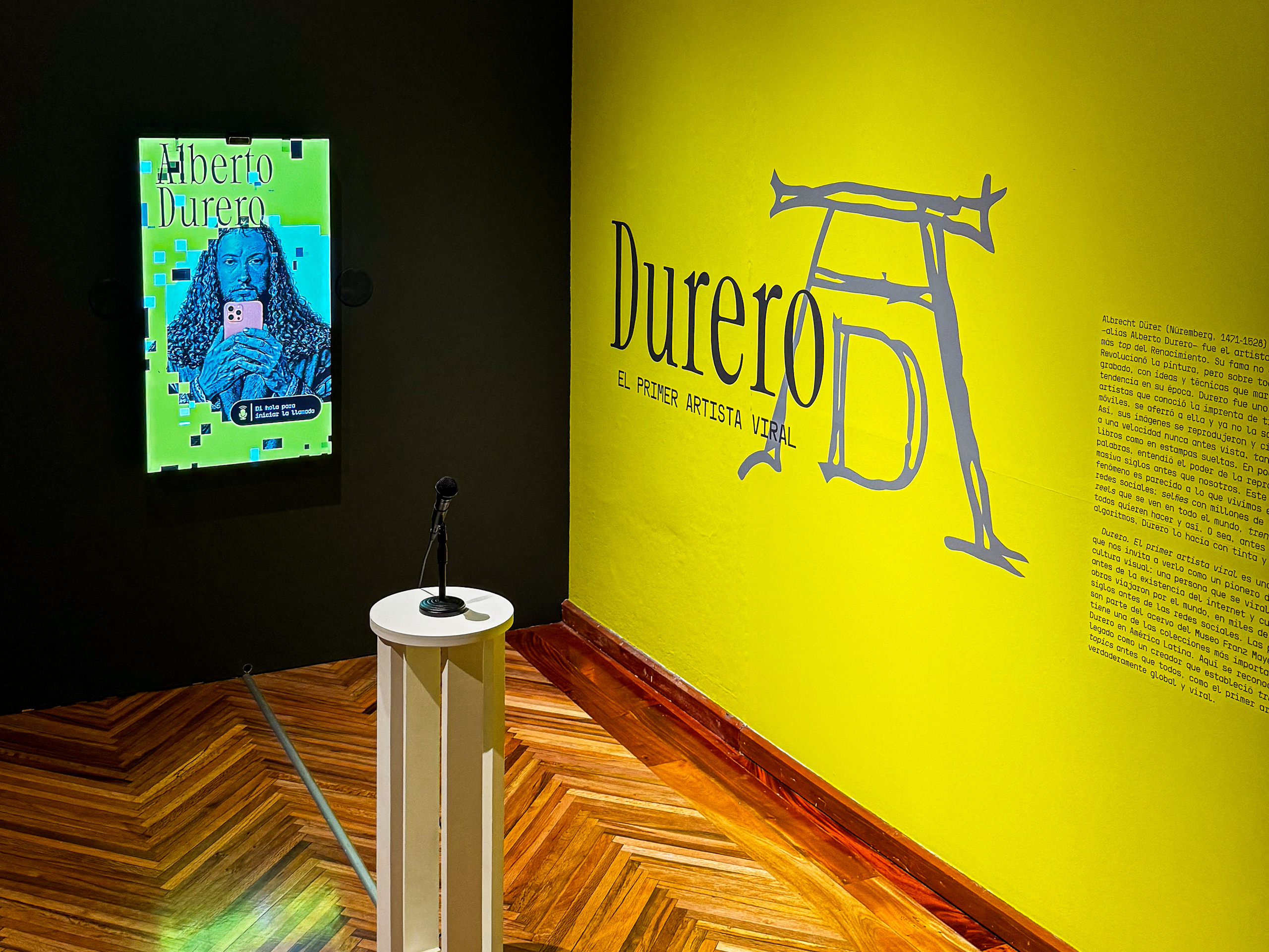Monograma AD de Alberto Durero junto a una estación interactiva en la exposición Durero. El primer artista viral del Museo Franz Mayer en Ciudad de México.