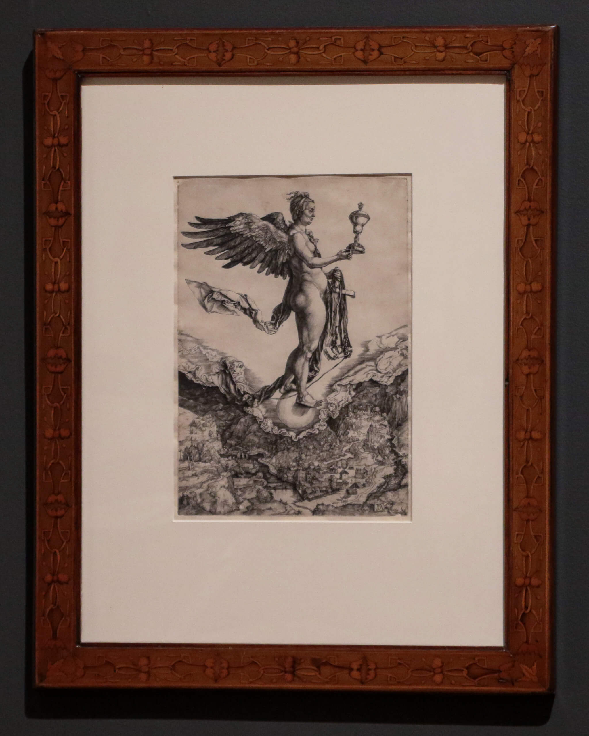 Grabado Némesis de Alberto Durero exhibido en la exposición Durero. El primer artista viral del Museo Franz Mayer.