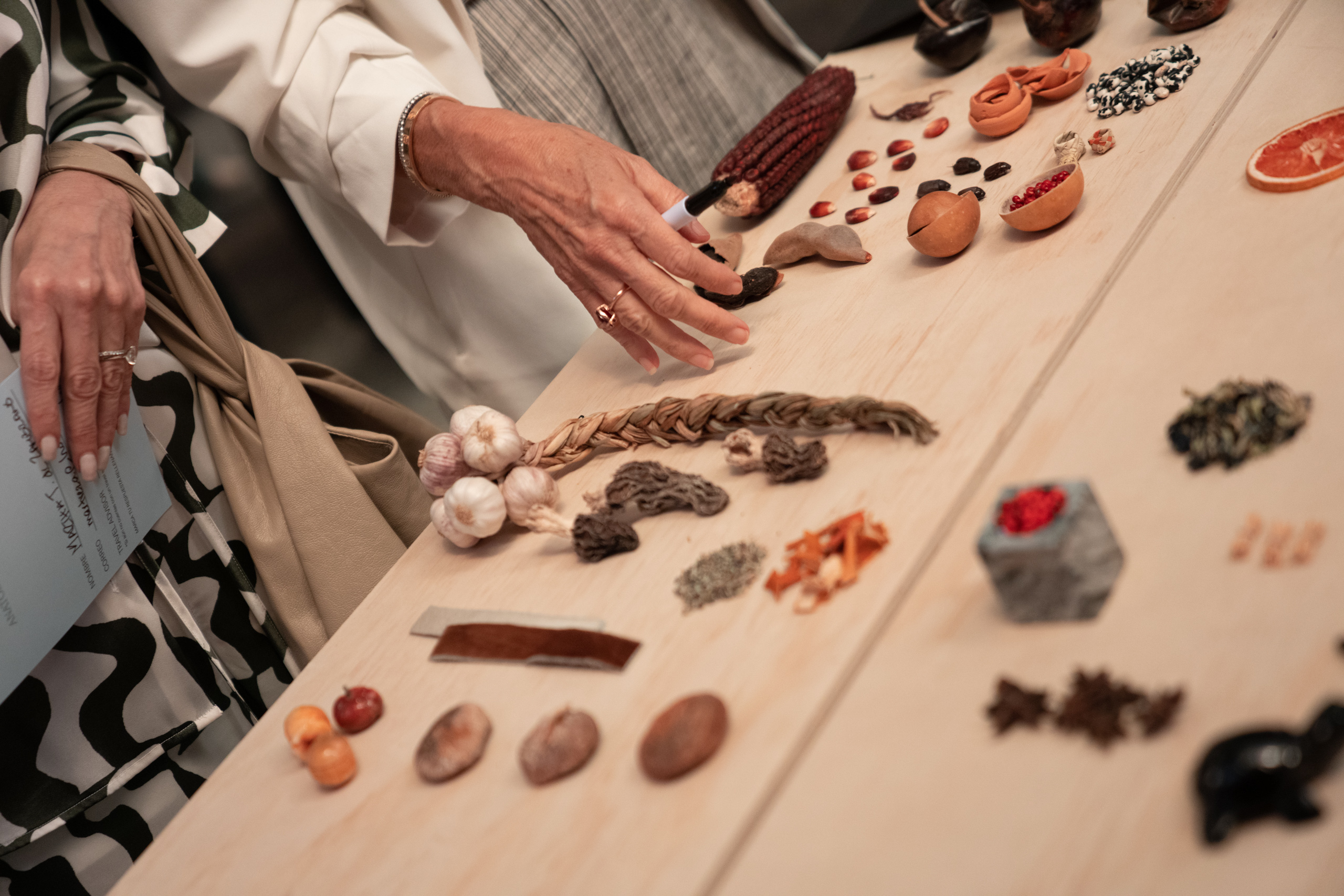 Participante explorando ingredientes y elementos naturales durante la experiencia Anatomy of Discovery de NUBA