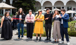 Artistas durante el corte de listón de la exposición Little México en Galería EXU, Ciudad de México.