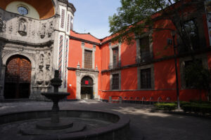 Fachada del Museo Franz Mayer durante su 40 aniversario en Ciudad de México