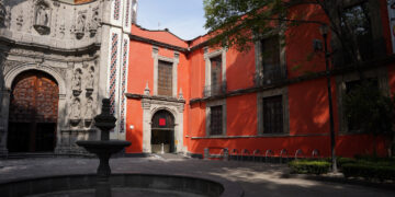 Fachada del Museo Franz Mayer durante su 40 aniversario en Ciudad de México