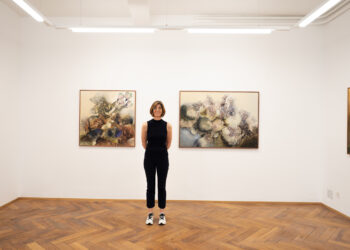 La artista Olga Burkard posa junto a sus obras durante una exposición en Galería Claroscuro, Ciudad de México.