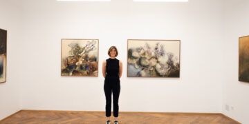 La artista Olga Burkard posa junto a sus obras durante una exposición en Galería Claroscuro, Ciudad de México.