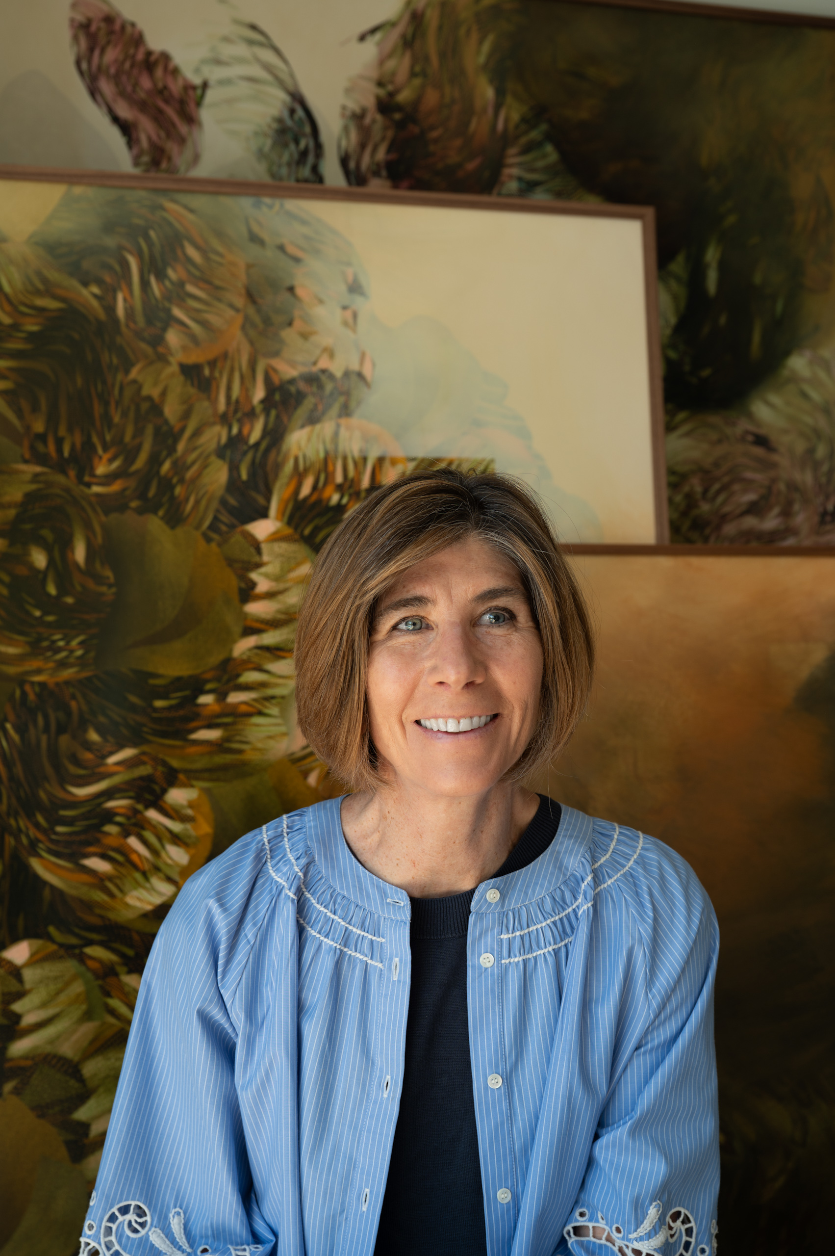 Olga Burkard contempla una de las obras de su exposición