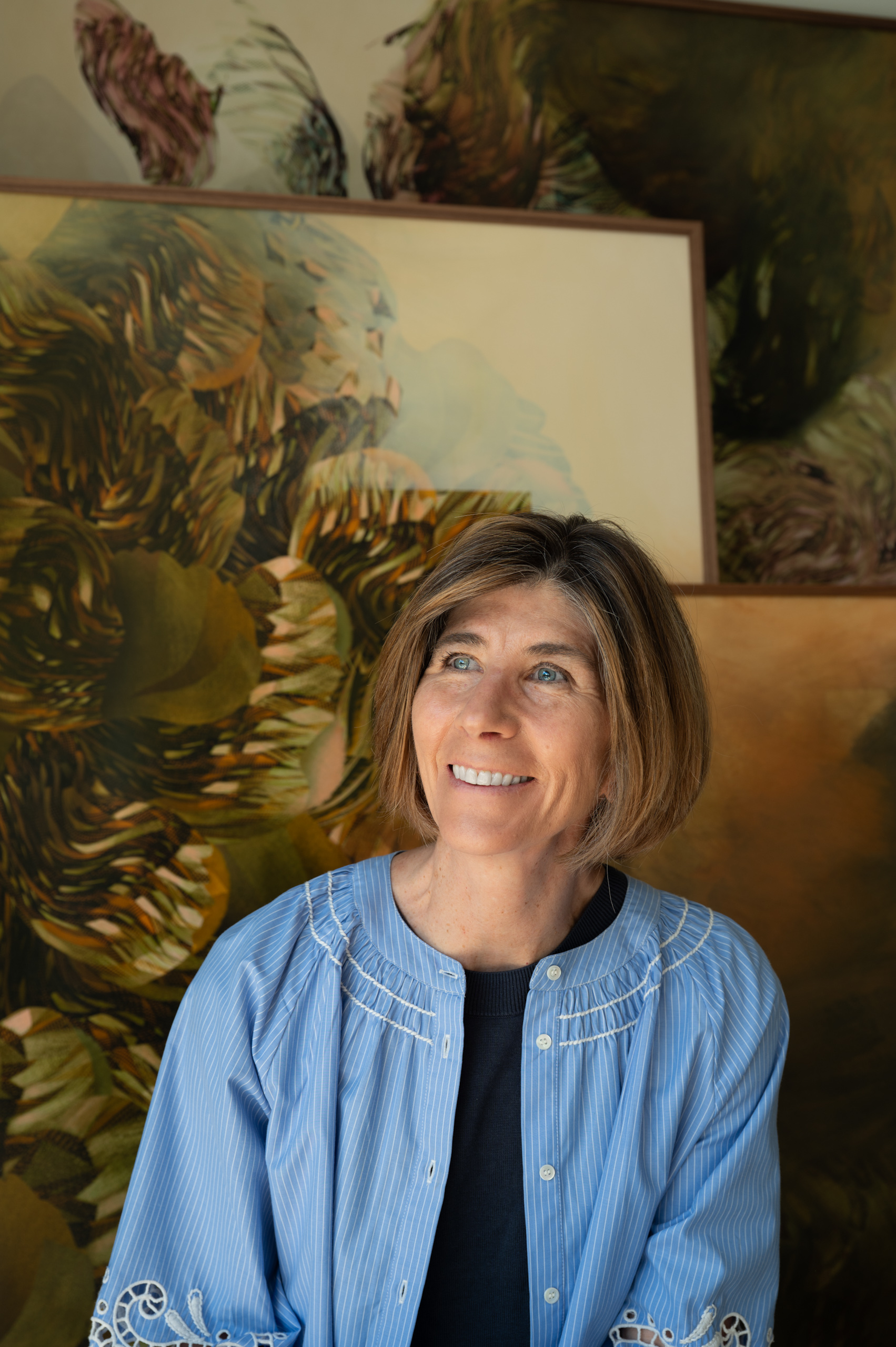 Retrato de la artista visual Olga Burkard en su estudio de Ginebra, rodeada por algunas de sus obras recientes.