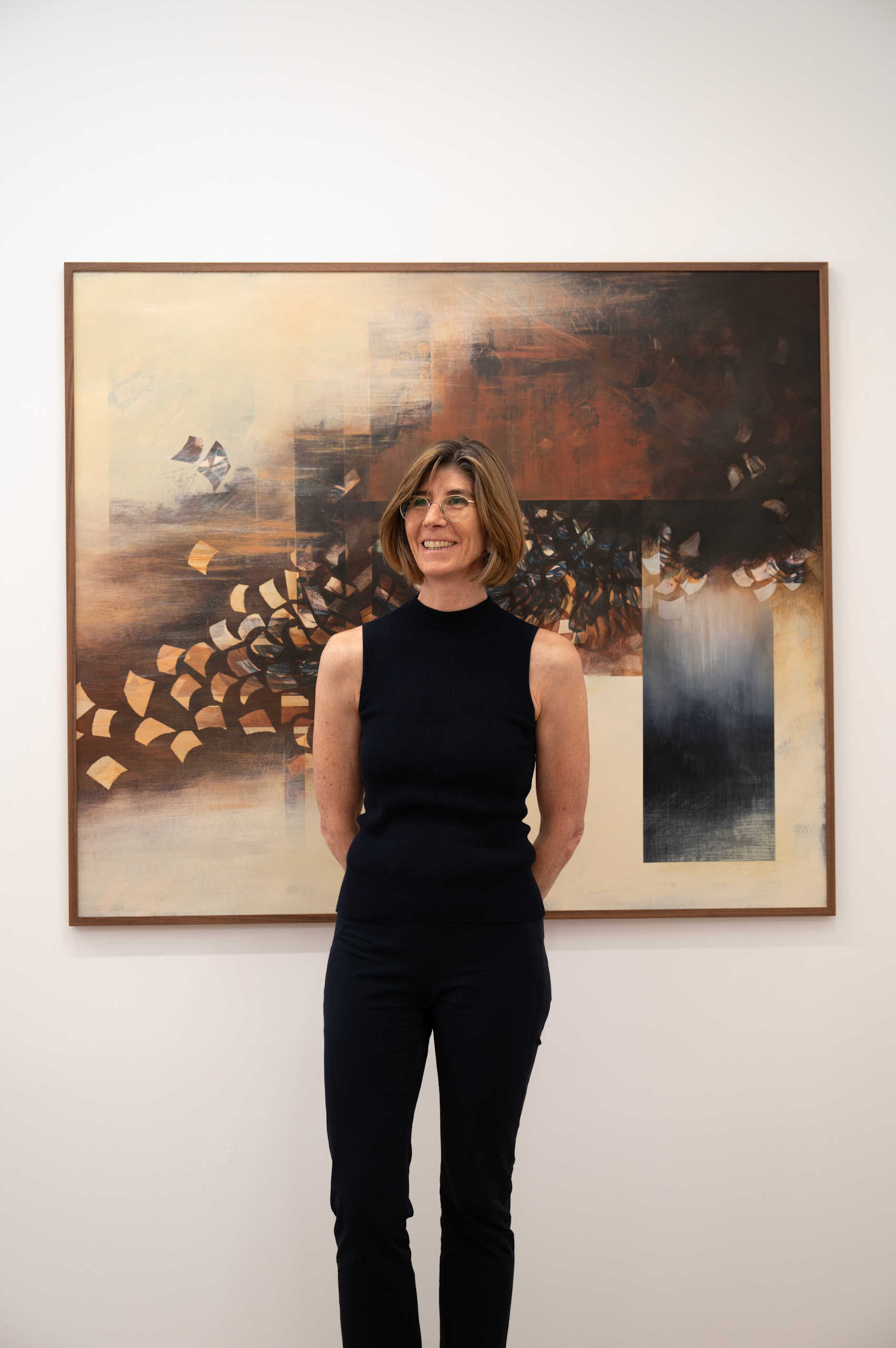 Olga Burkard junto a una de las obras de la exposición Sistemas Vivos: ecologías de la imagen en Galería Claroscuro.