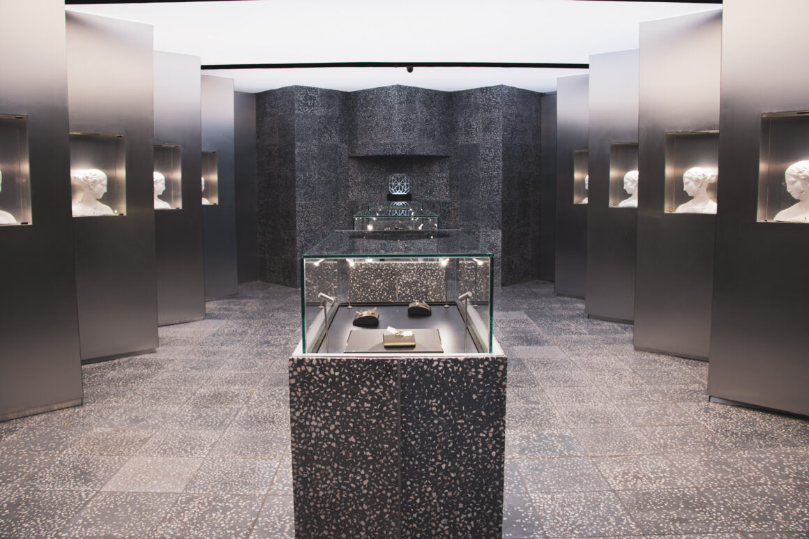 Vista general del showroom de Dídiamant con vitrinas y diseño interior en Ciudad de México