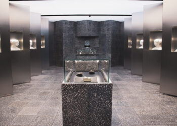 Vista general del showroom de Dídiamant con vitrinas y diseño interior en Ciudad de México