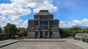 Vista frontal del Museo Anahuacalli bajo un cielo azul con nubes