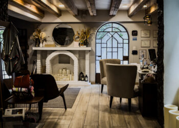 Lobby de Ágata Hotel Boutique & SPA en Coyoacán con muros de piedra volcánica