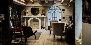 Lobby de Ágata Hotel Boutique & SPA en Coyoacán con muros de piedra volcánica
