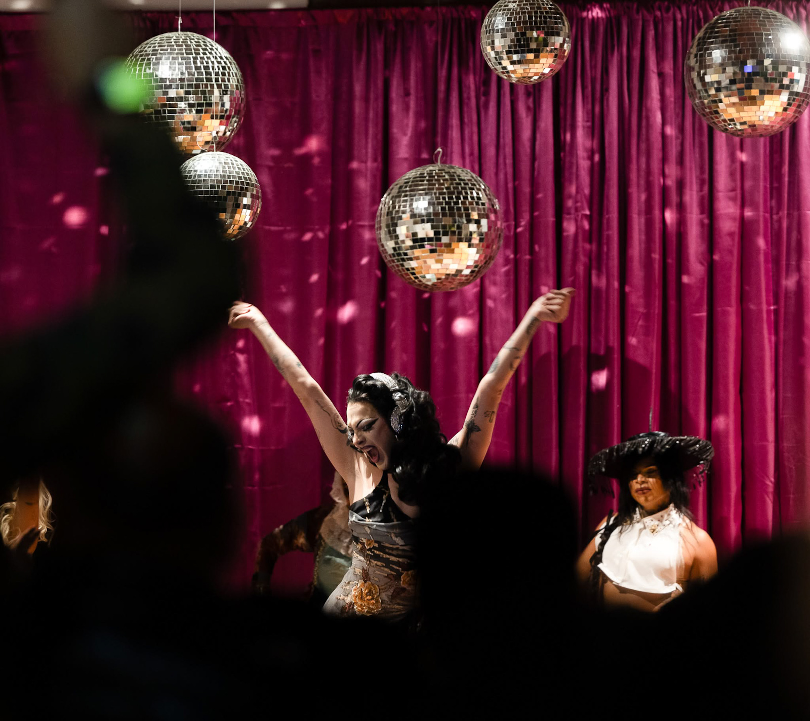 Ambientación con bolas disco inspirada en los años ochenta y noventa para la celebración del 40 aniversario del Museo Franz Mayer.